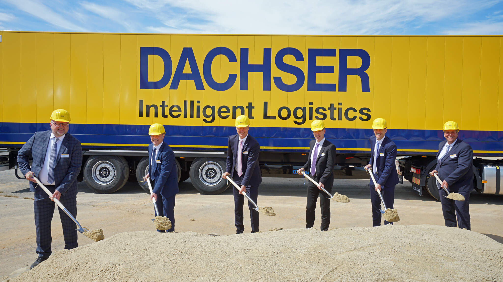 v.l.n.r. Mathias Oetter, Niederlassungsleiter Kassel-Lohfelden, Norbert Thiele, stellvertretender Bürgermeister Lohfelden, Michael Schilling, COO Road Logistics, Dr. Alexander Friedrich Wachter, Vize-Regierungspräsident des Präsidiums Kassel, Alexander Tonn, Managing Director European Logistics Germany, Andreas Fritsch, General Manager DACHSER Logistikzentrum Ostwestfalen-Lippe