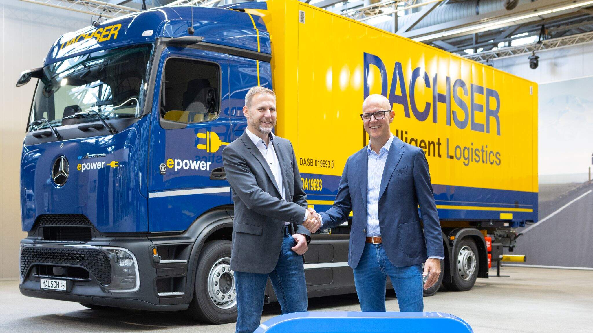 Andre Bilz, Category Manager Truck / Trailer / Swap Body, Corporate Indirect Procurement bei DACHSER (links) und Winfried Sorg, Centerleiter Nutzfahrzeugzentrum Mercedes-Benz Neu-Ulm (Foto: Myriam Mersy) Andre Bilz, Category Manager Truck / Trailer / Swap Body, Corporate Indirect Procurement bei DACHSER (links) und Winfried Sorg, Centerleiter Nutzfahrzeugzentrum Mercedes-Benz Neu-Ulm (Foto: Myriam Mersy)