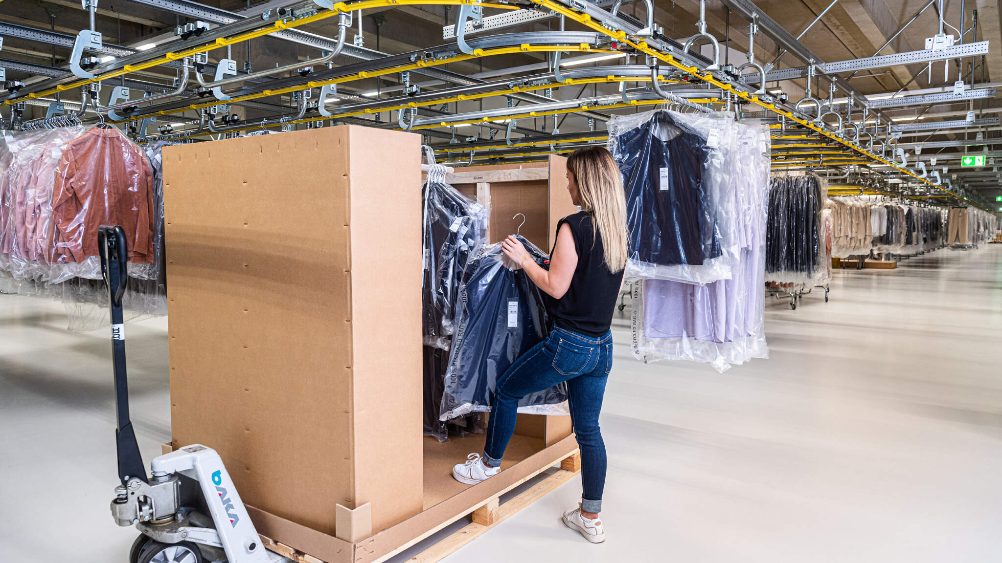 Eine anspruchsvolle Logistiklösung für eine anspruchsvolle Branche Eine anspruchsvolle Logistiklösung für eine anspruchsvolle Branche