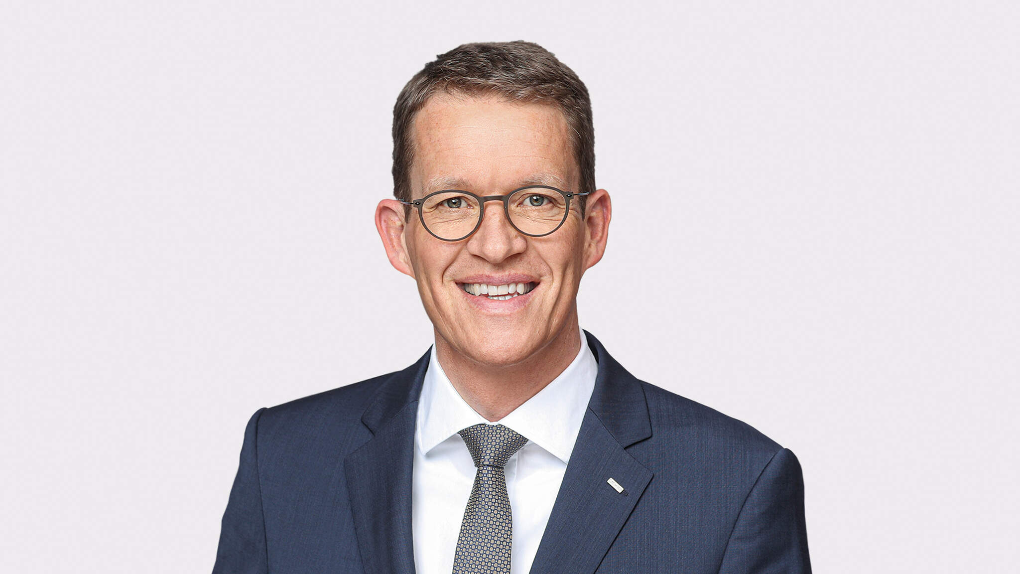Wechsel im DACHSER Vorstand: CEO Burkhard Eling wird die Leitung des Finanzressorts in Personalunion übernehmen. Wechsel im DACHSER Vorstand: CEO Burkhard Eling wird die Leitung des Finanzressorts in Personalunion übernehmen.