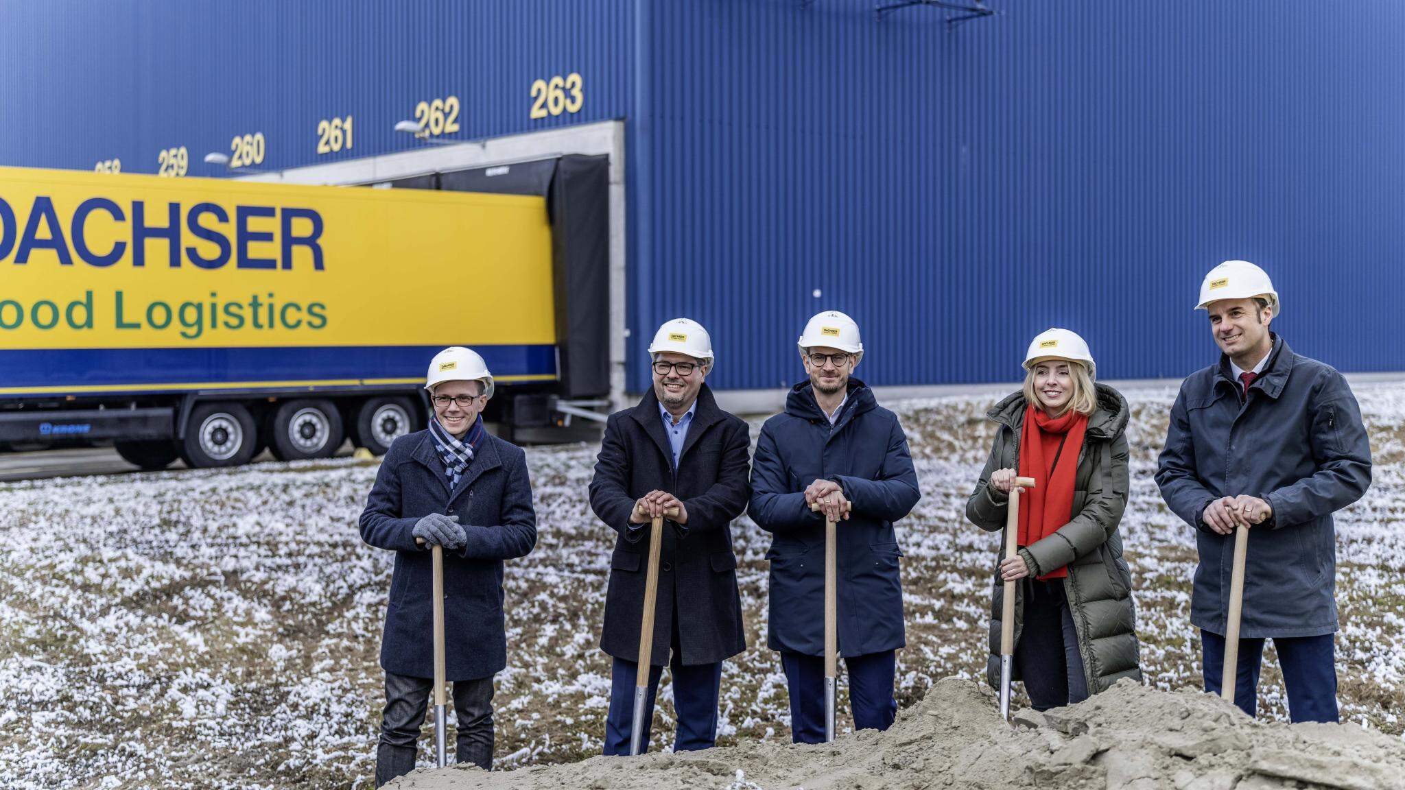 Bildunterschrift: Von links nach rechts: Benjamin Mors (B&uuml;rgermeister von Stei&szlig;lingen), Murat Paso (Niederlassungsleiter des Dachser Logistikzentrum Hegau-Bodensee), Claus Wetzel (Managing Director Dachser European Logistics Germany), Saskia Frank (Landtagsabgeordnete der Gr&uuml;nen) und Zeno Danner (Landrat des Landkreises Konstanz). Foto: DACHSER/Menkhaus Media
