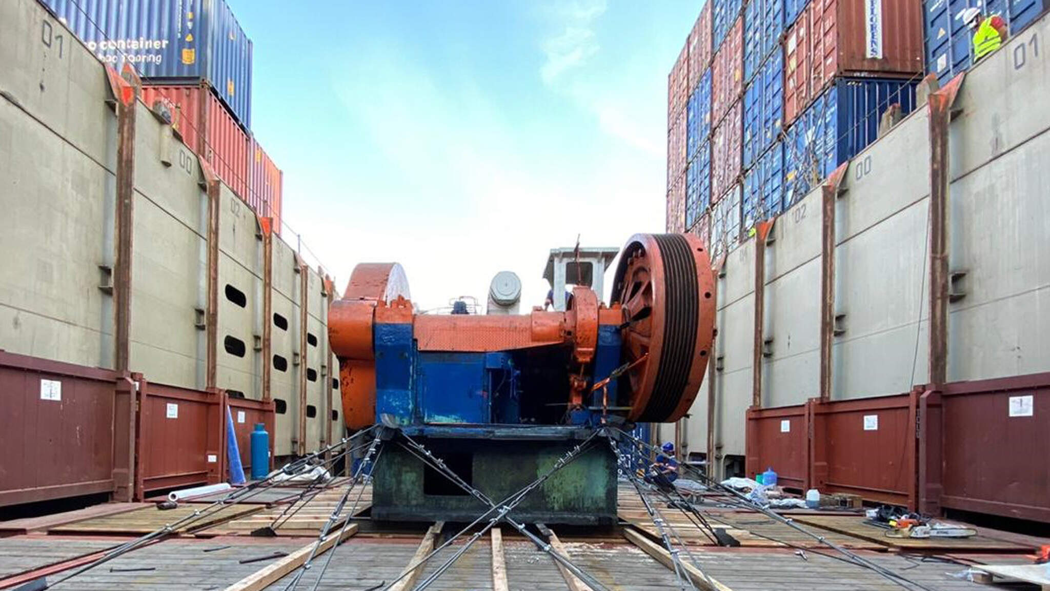 Die Ladung wurde im Bauch des Schiffes auf Flat-Rack-Containern und einer speziell angefertigten Plattform gelagert.