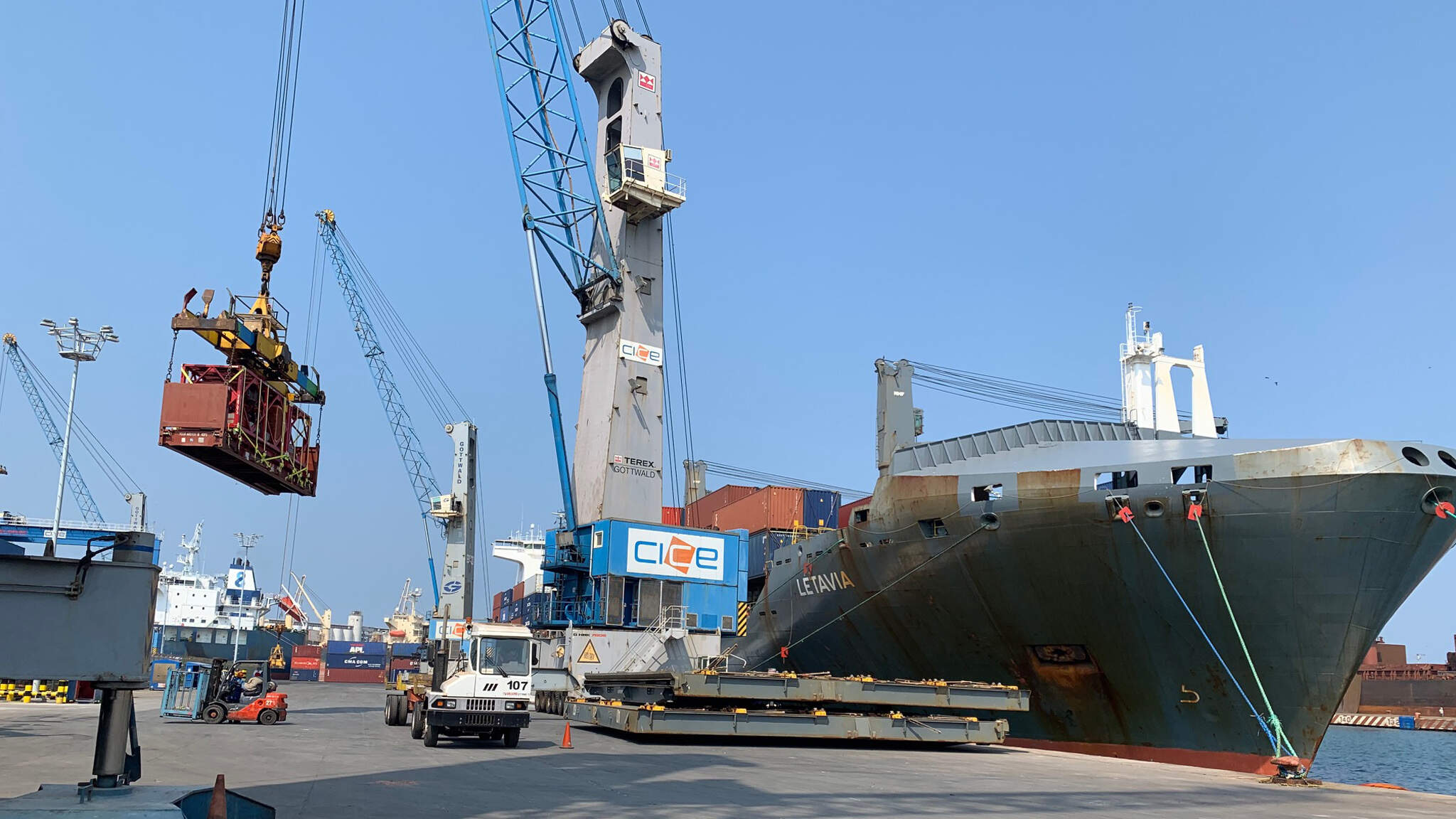 DACHSER Air & Sea Logistics organisierte den Transport einer übergroßen Maschine für die Automobilproduktion von Brasilien nach Mexiko.