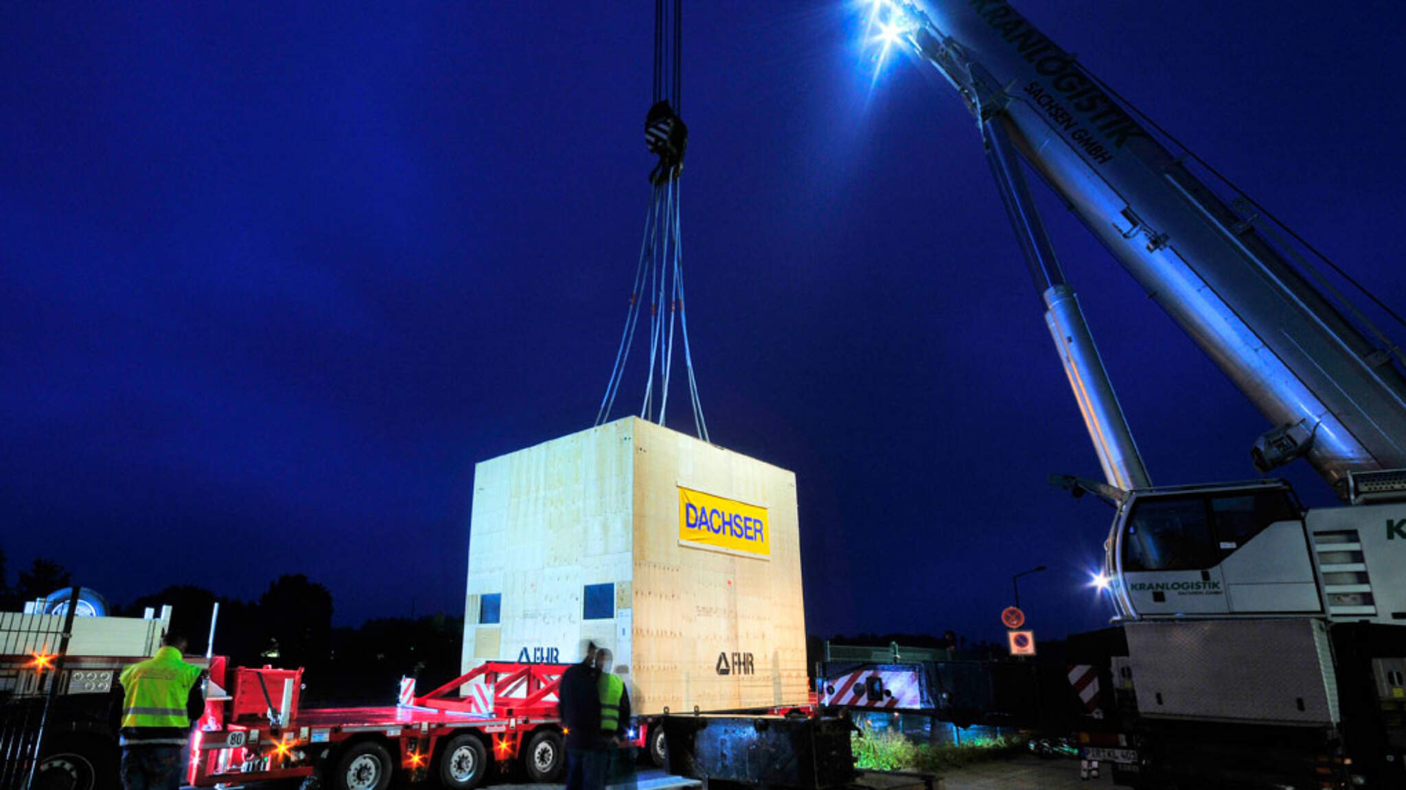 Das verpackte Hauptsegment mit 5,40 Meter Breite und 5,10 Meter Höhe wird auf einen Spezialtieflader verladen Das verpackte Hauptsegment mit 5,40 Meter Breite und 5,10 Meter Höhe wird auf einen Spezialtieflader verladen