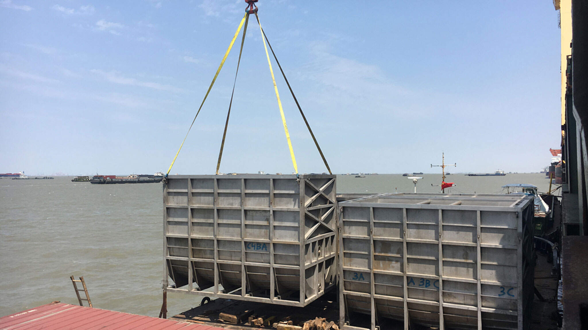 Vom Hafen Wenzhou per Küstenschiff nach Shanghai, von dort per Überseefrachter durch den Pazifik, Panama-Kanal und Karibik bis nach New Orleans.