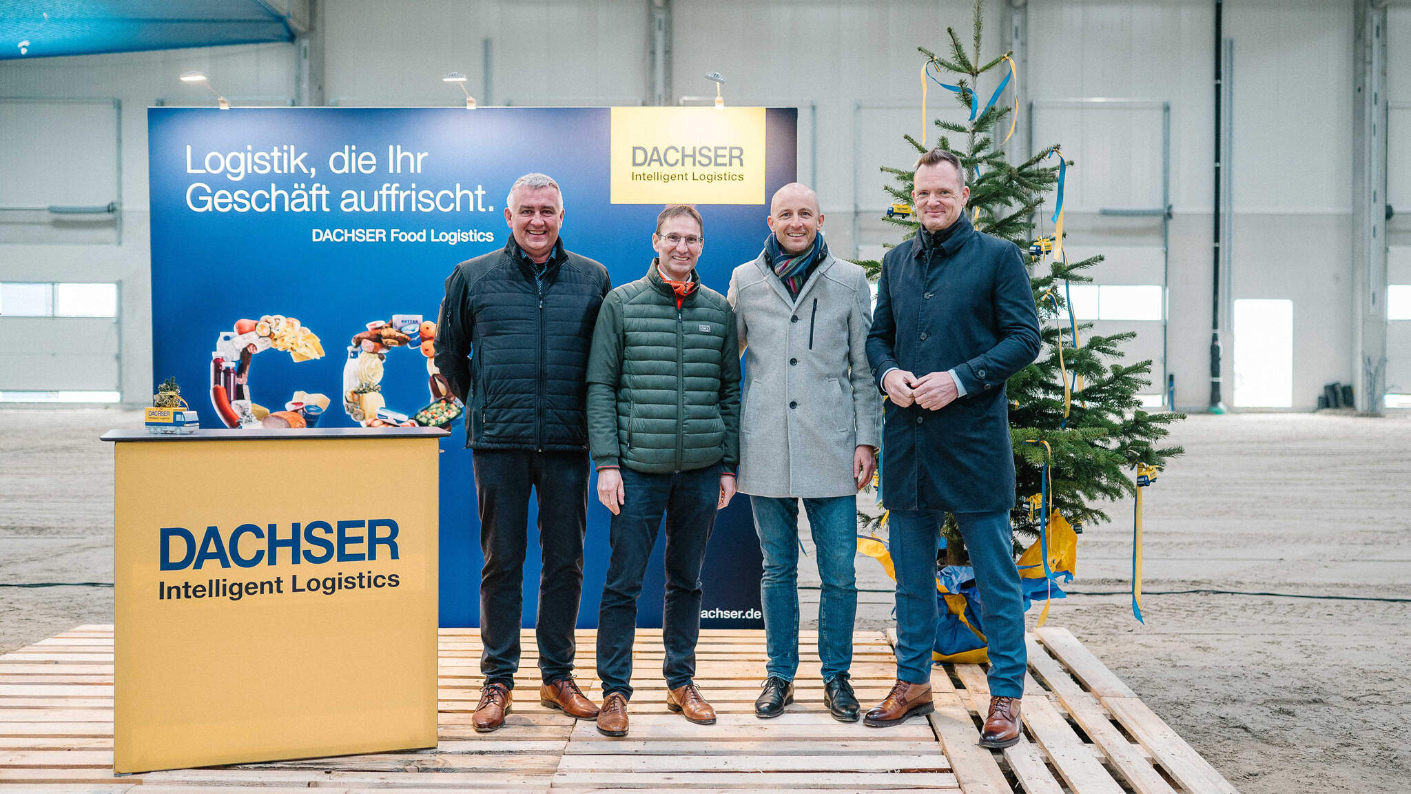 Von links: Ralph Bartsch (Diplom-Ingenieur (FH) Schlüsselfertigbau beim Bauunternehmen Unglert), Markus Riesterer (Geschäftsführer der Gewerbepark Breisgau GmbH), Michael Gaudlitz (General Manager DACHSER Freiburg) und Stefan Behrendt (Managing Director Food Logistics) beim Richtfest bei DACHSER Freiburg. Foto: DACHSER/Johannes Meger