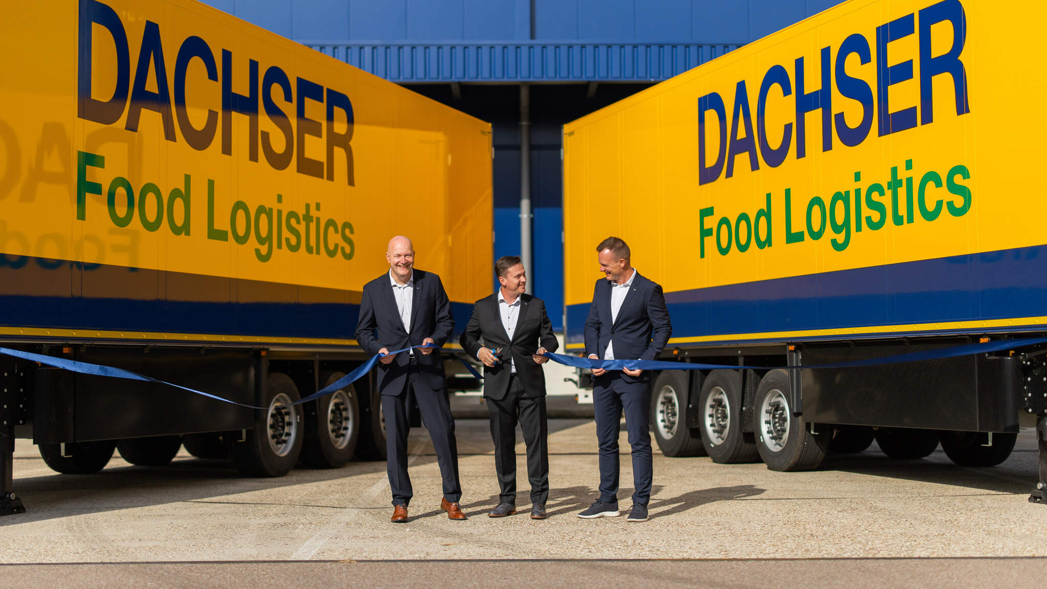 Von links nach rechts: Barry Stegeman, Country Manager DACHSER Netherlands Food Logistics, Niels Tieleman, Branch Manager Food Logistics Waddinxveen, und Stefan Behrendt, Managing Director Food Logistics, bei der offiziellen Eröffnung in Waddinxveen. Von links nach rechts: Barry Stegeman, Country Manager DACHSER Netherlands Food Logistics, Niels Tieleman, Branch Manager Food Logistics Waddinxveen, und Stefan Behrendt, Managing Director Food Logistics, bei der offiziellen Eröffnung in Waddinxveen.