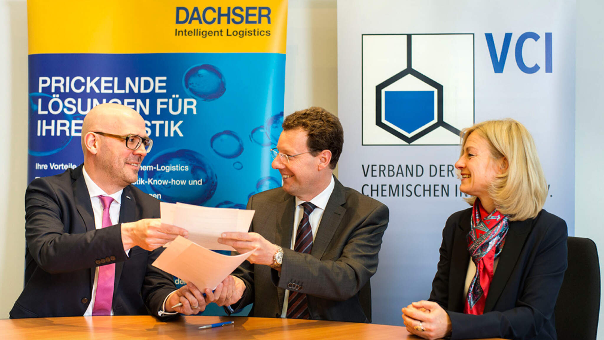 Michael Kriegel, Department Head DACHSER Chem-Logistics, Johann-Peter Nickel, Geschäftsführer Volks- und Betriebswirtschaft, Finanzen und IT beim VCI und Sabine Knirsch, Key Account Management VCI Einkaufskooperationen (vlnr)