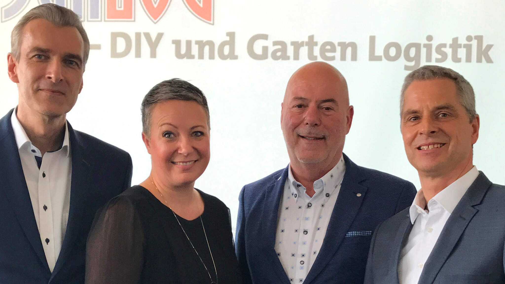 von links nach rechts Norbert Lindemann, Managing Director Herstellerverband Haus & Garten, Melanie Uhrig und Ralf Meistes, DACHSER DIY-Logistics, Markus Schering, Head of SynLOG.
