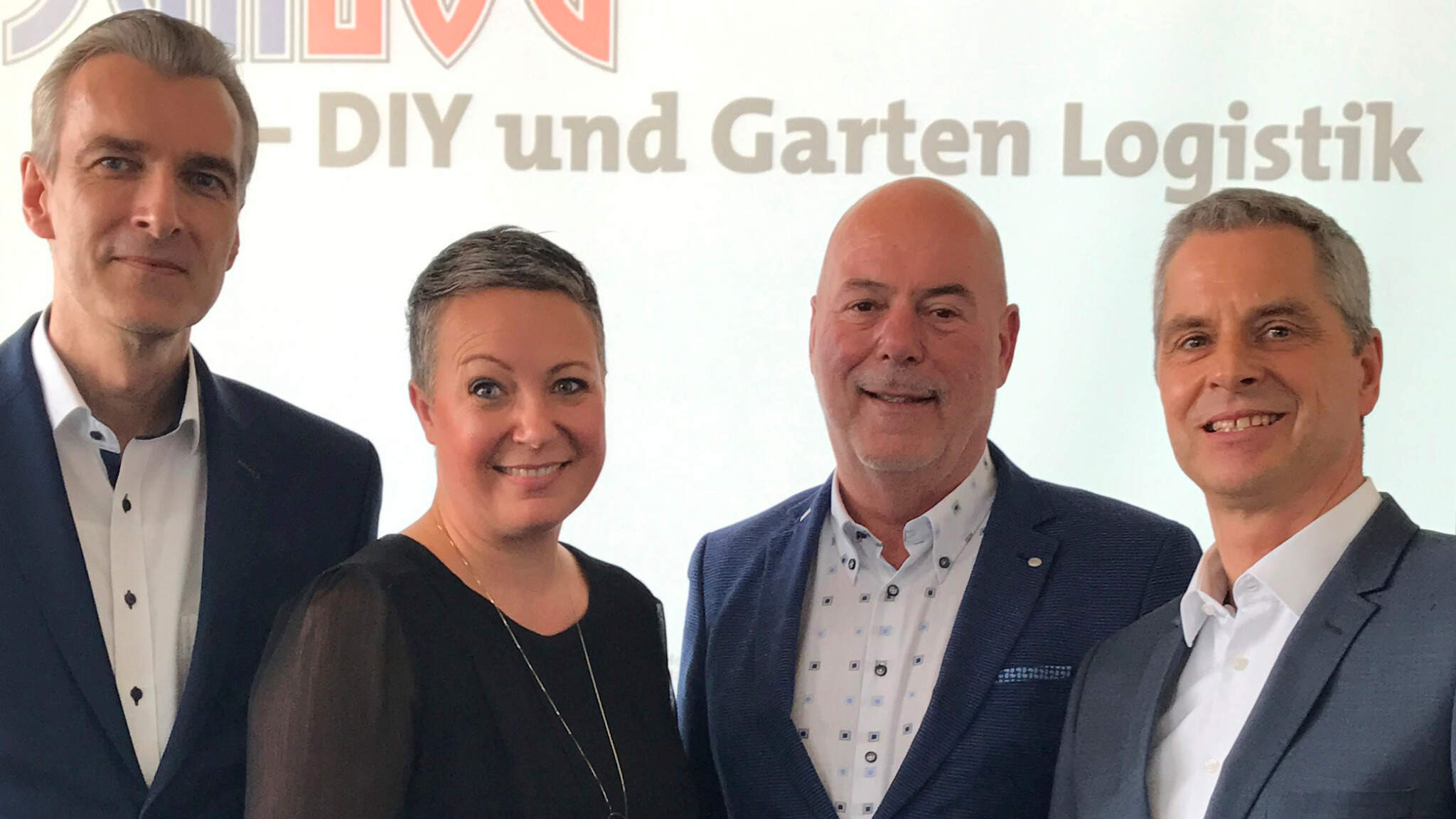 von links nach rechts Norbert Lindemann, Managing Director Herstellerverband Haus & Garten, Melanie Uhrig und Ralf Meistes, DACHSER DIY-Logistics, Markus Schering, Head of SynLOG. von links nach rechts Norbert Lindemann, Managing Director Herstellerverband Haus & Garten, Melanie Uhrig und Ralf Meistes, DACHSER DIY-Logistics, Markus Schering, Head of SynLOG.