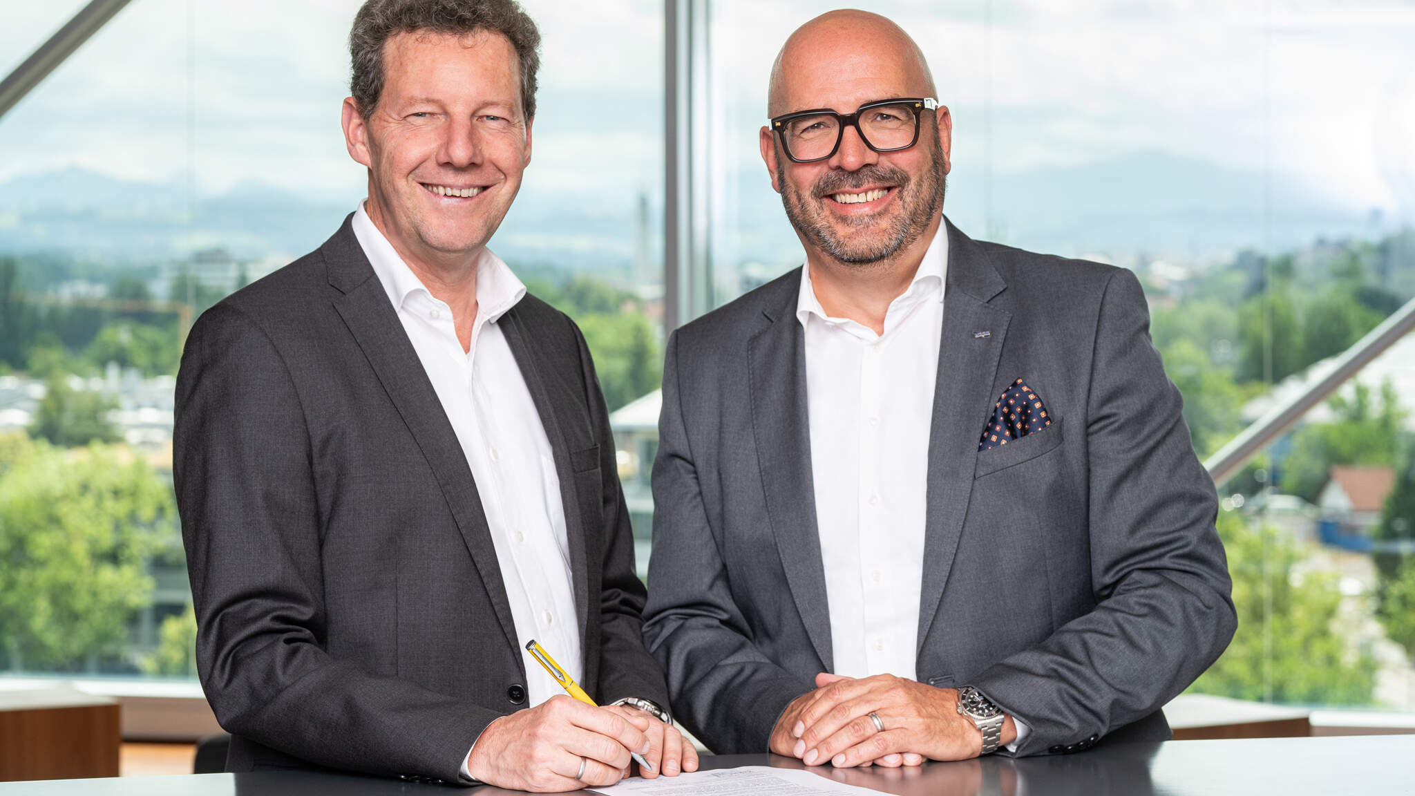 Johann-Peter Nickel, Geschäftsführer im VCI (links), und Michael Kriegel, Department Head DACHSER Chem Logistics, freuen sich auf die nächsten fünf Jahre Zusammenarbeit.