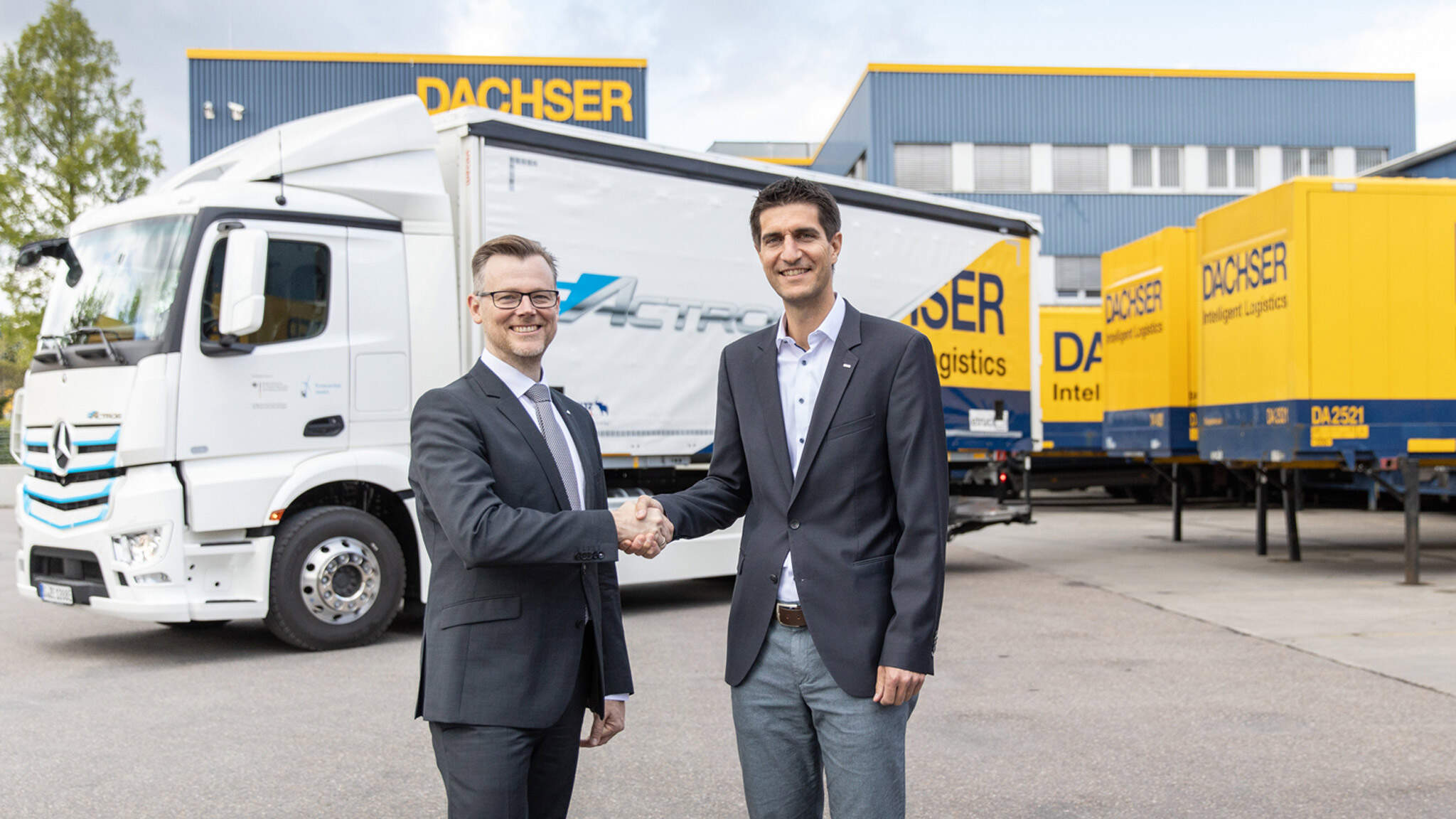 links nach rechts: Martin Kehnen, Leiter CharterWay Rental & Großkundenmanagement Deutschland bei Mercedes-Benz Lkw, übergibt die Schlüssel des Mercedes-Benz eActros an Markus Maurer, General Manager der DACHSER-Niederlassung in Kornwestheim.