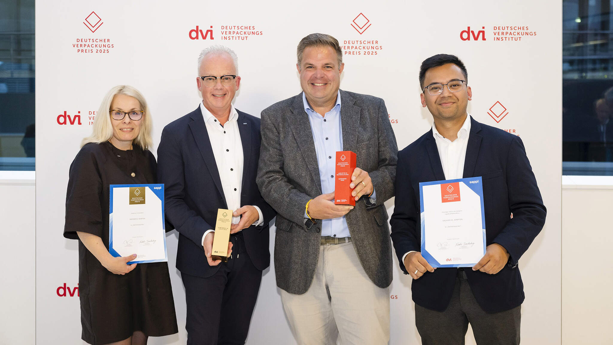 Uwe Riechel, Department Head DACHSER Fashion Logistics, (2. v. l.) mit seinem Team Kerrin Bertram-Fahrholz, Business Development Manager DACHSER Fashion Logistics, Muhammad Hilmi, Consultant DACHSER Fashion Logistics, und Jan Timmer, Senior Corporate Business Development Manager DACHSER Fashion Logistics, (v. l. n. r.) bei der Preisverleihung in Nürnberg. Fotonachweis: dvi, Uwe Niklas