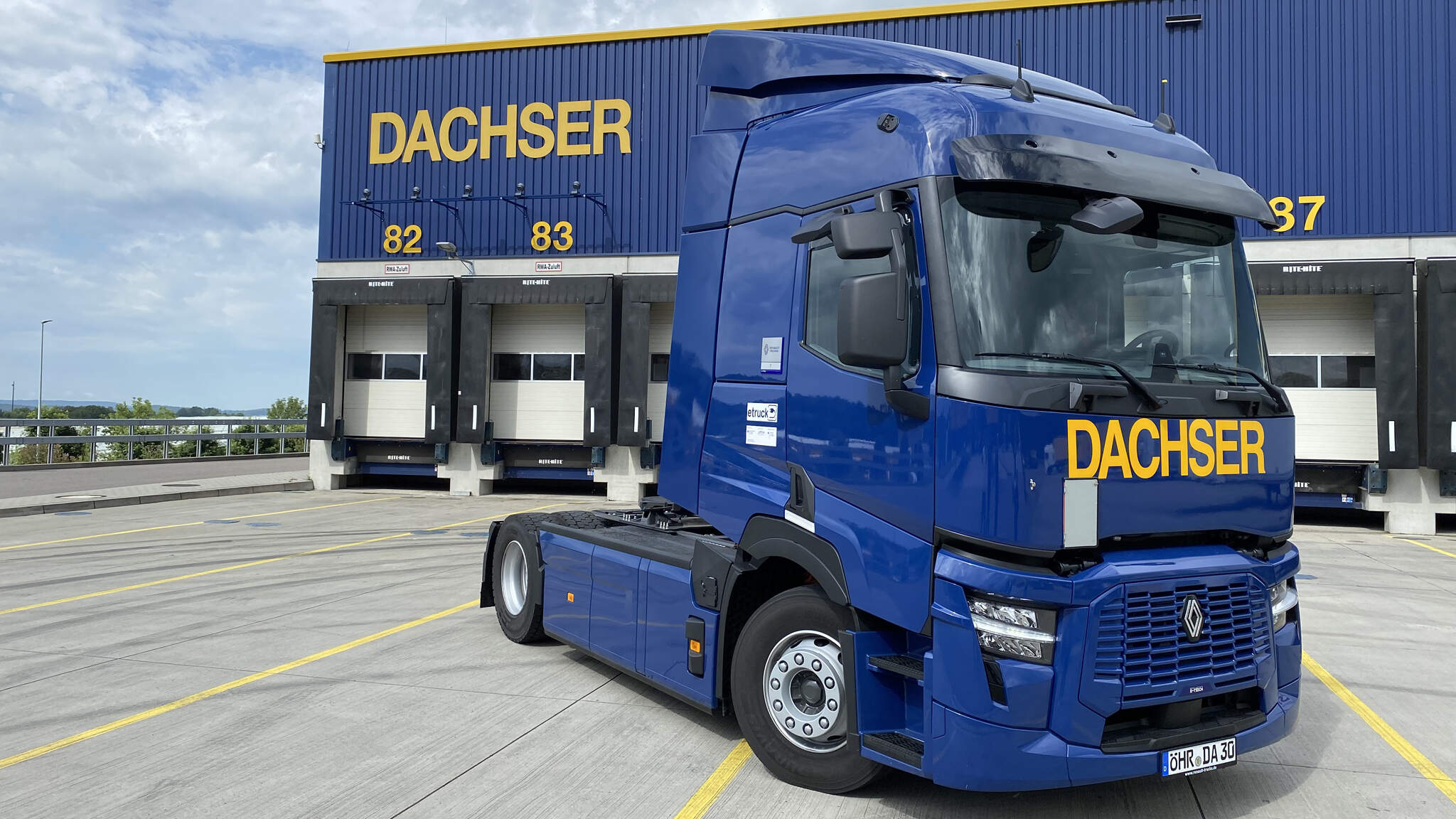 DACHSER nimmt 15 E-Lkw von Renault Trucks in Betrieb. DACHSER nimmt 15 E-Lkw von Renault Trucks in Betrieb.