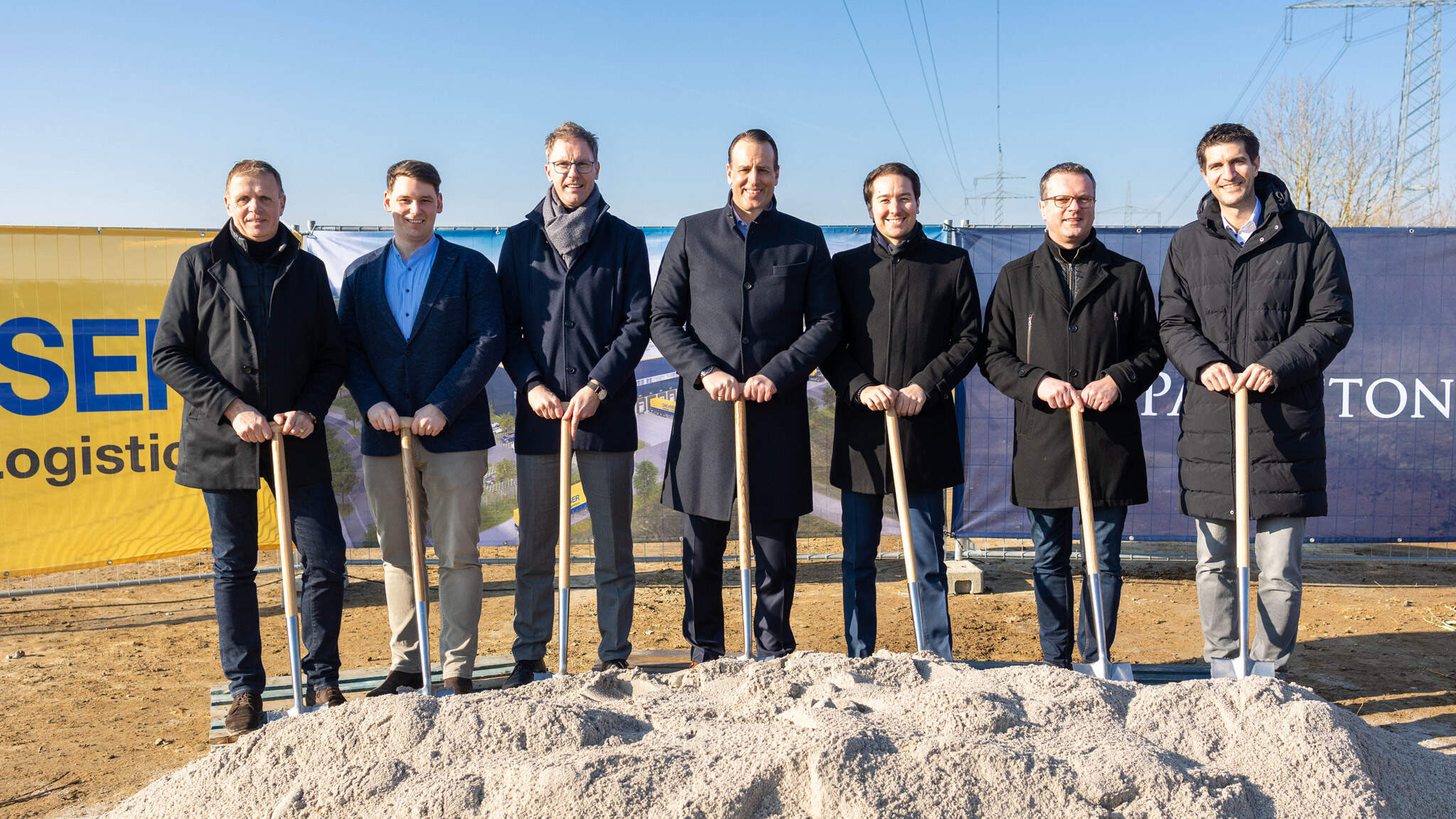 Spatenstich in Rottenburg am Neckar - v.l.n.r. Jürgen Wilscher (Head of Project Management South & Architecture Panattoni), Timo Wachendorfer (Ortsvorsteher Ergenzingen), Thomas Klare (Head of Corporate Contract Logistics DACHSER), Marco Geiger (Niederlassungsleiter DACHSER Rottenburg), Fabio Kirchgeßner (Head of Business Development BTS Germany Panattoni), Stephan Neher (Oberbürgermeister der Stadt Rottenburg am Neckar), Markus Maurer (Niederlassungsleiter DACHSER Kornwestheim).