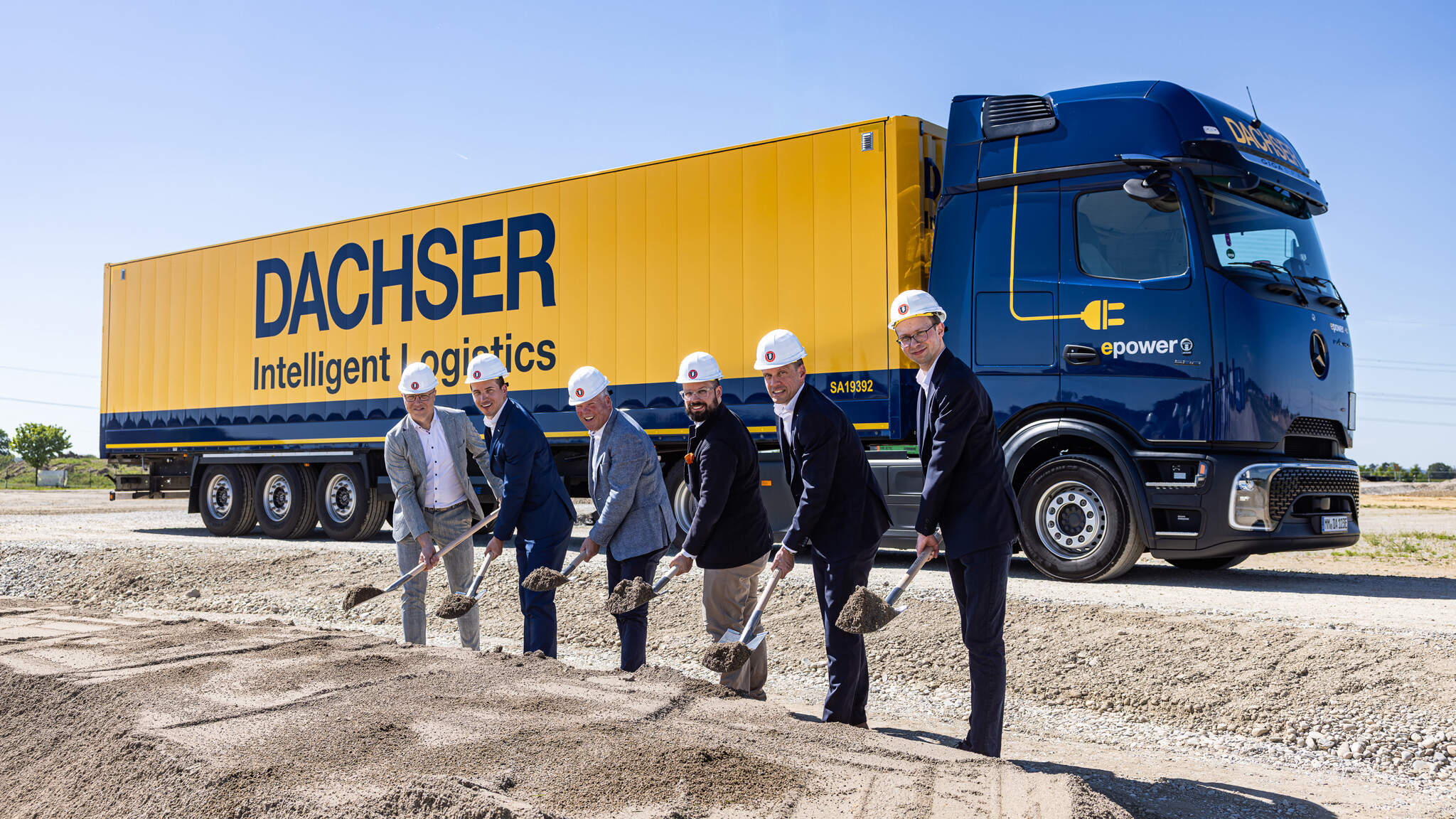 V. l. n. r.: Florian Graber, Branch Manager Food Logistics; Daan van der Meer, Operations Manager Euronational Forwarding; Thomas Henkel, General Manager (alle 3 DACHSER Logistikzentrum Allg&auml;u); Jan Rothenbacher, Oberb&uuml;rgermeister Stadt Memmingen; Alexander Tonn, COO Road Logistics DACHSER; Lukas Unglehrt, Prokurist und Gesellschafter, Unglehrt GmbH