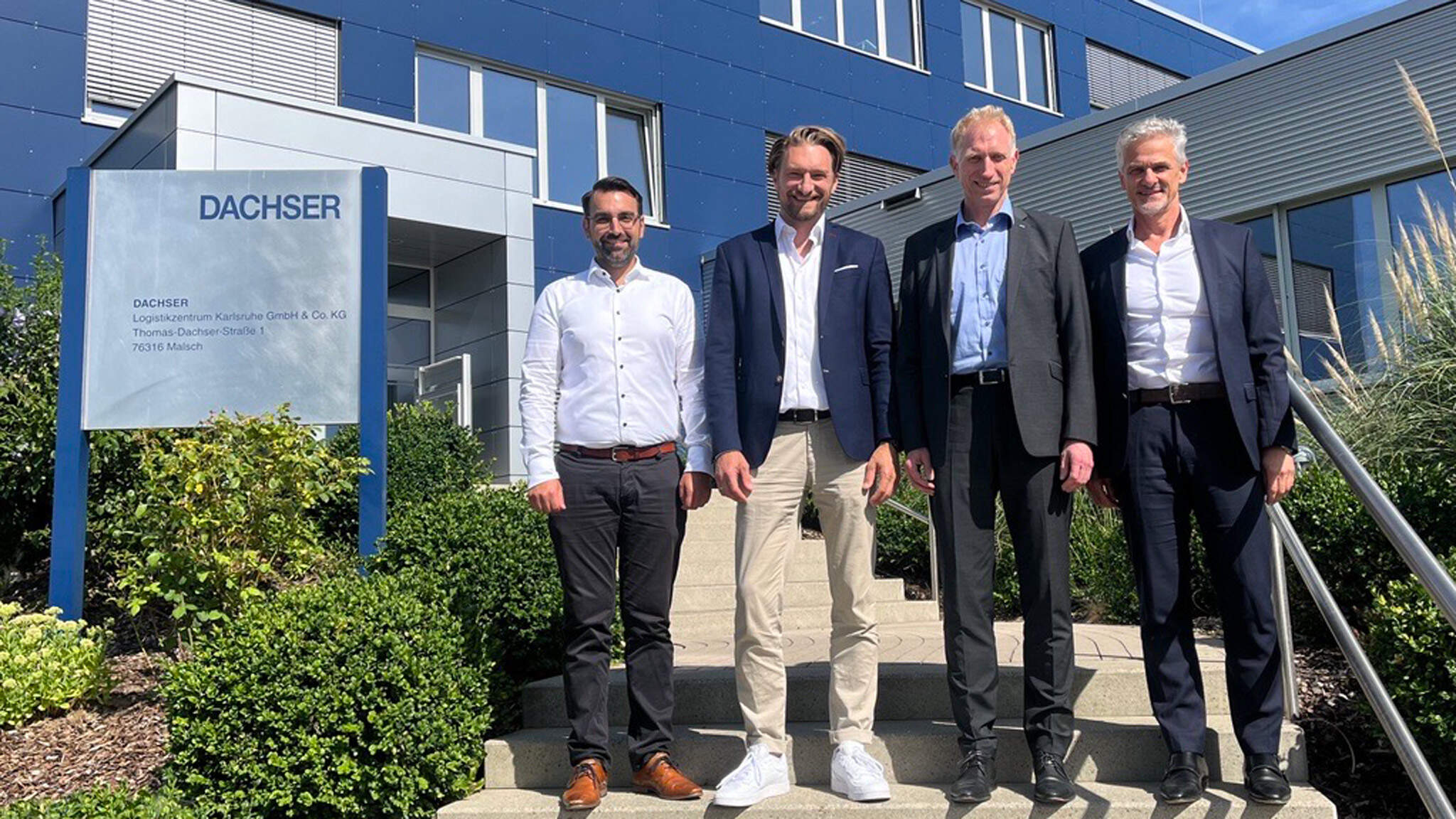 v.l.n.r.: Florian Steinbrunn (Contract Logistics Manager), Andreas Fleischer (Geschäftsführer DFI), Bernd Großmann (General Manager DACHSER Logistikzentrum Karlsruhe) und Reinhard Hahn (zweiter Geschäftsführer DFI) nach der Unterzeichnung der Verträge. v.l.n.r.: Florian Steinbrunn (Contract Logistics Manager), Andreas Fleischer (Geschäftsführer DFI), Bernd Großmann (General Manager DACHSER Logistikzentrum Karlsruhe) und Reinhard Hahn (zweiter Geschäftsführer DFI) nach der Unterzeichnung der Verträge.