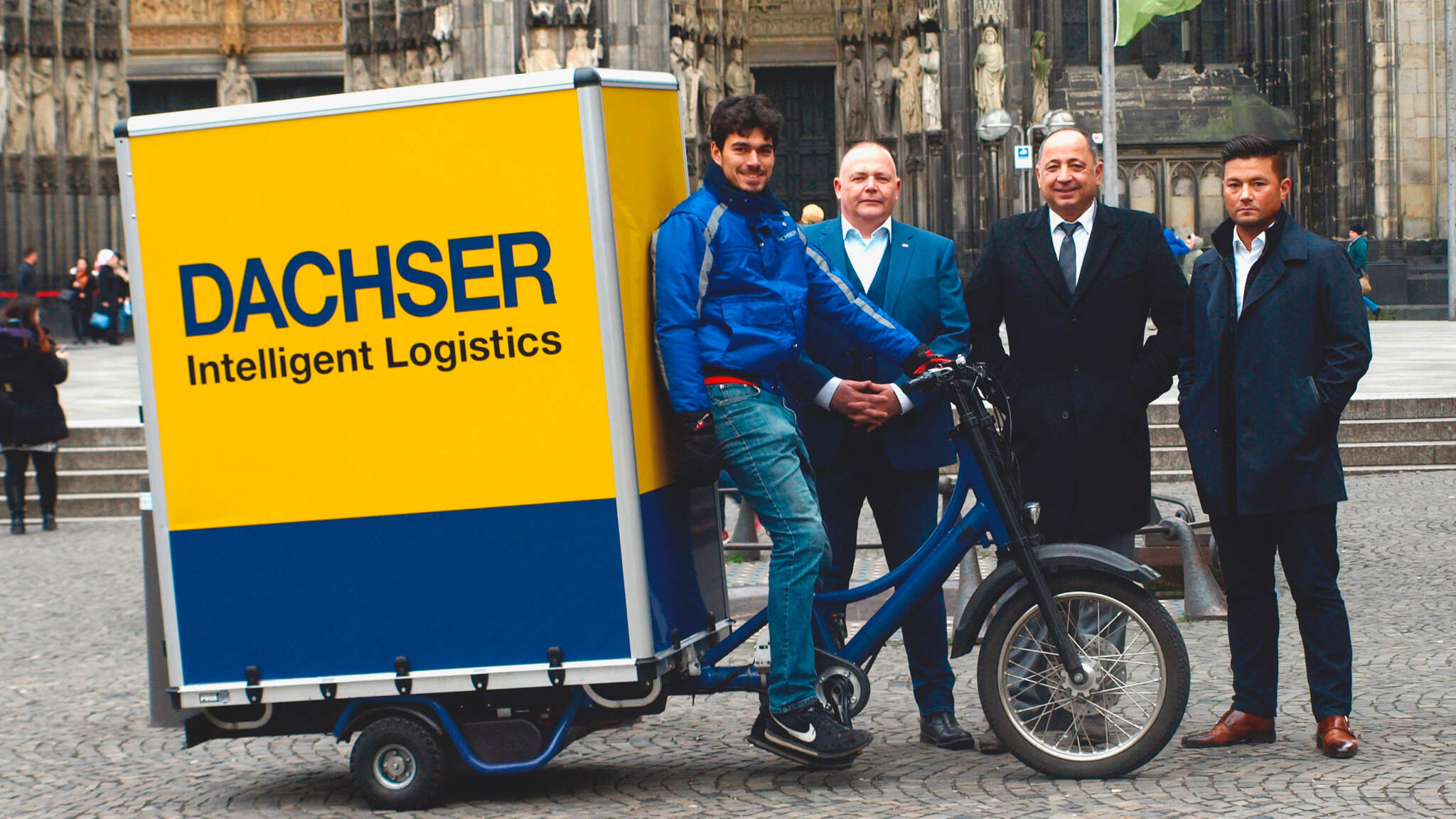 Daniel Kopf von Velocarrier; Oliver Hesse, Speditionsleiter National, DACHSER Köln; Alexander Haak, General Manager, DACHSER Köln, Yuichi Soga, Gruppenleiter Nahverkehr, DACHSER Köln