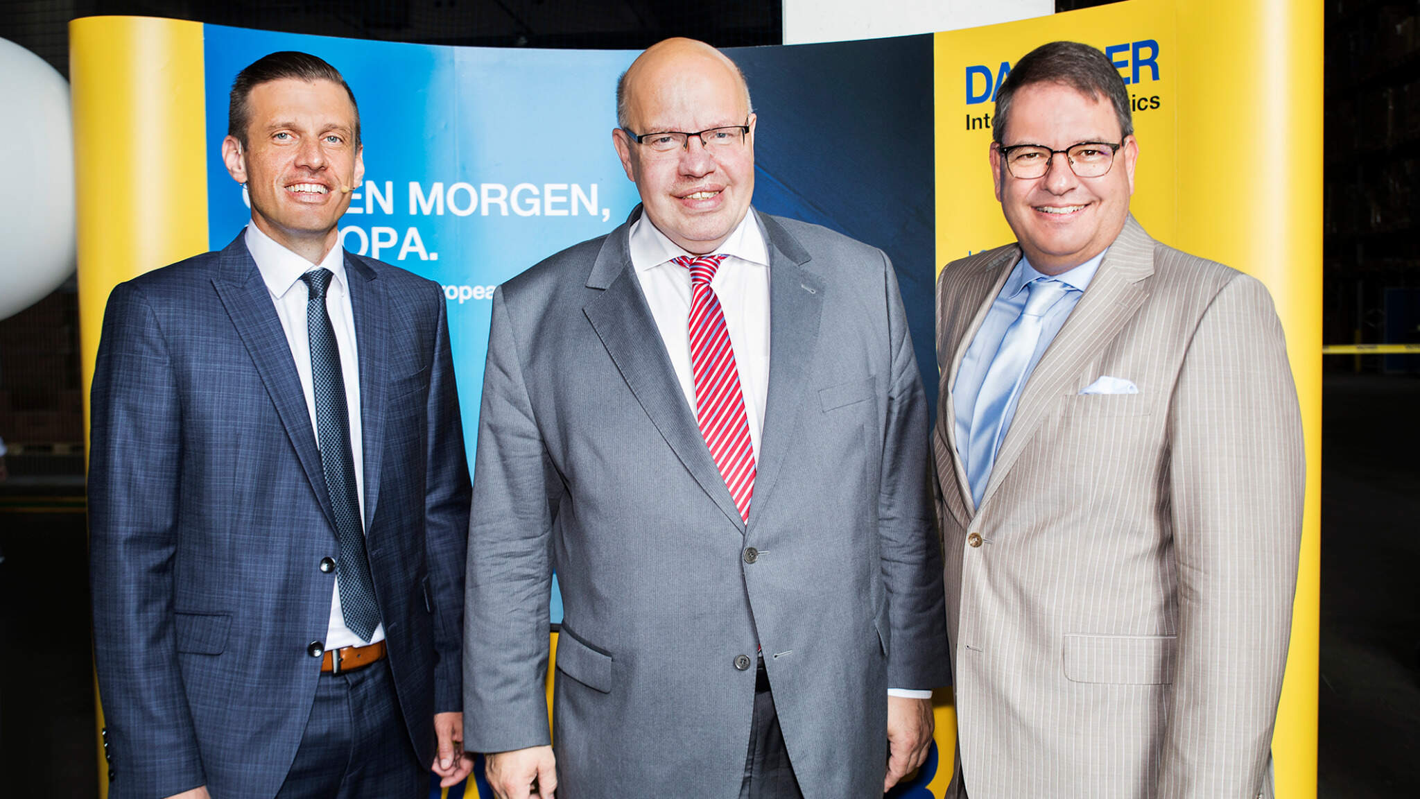 Von links nach rechts: Alexander Tonn, Managing Director European Logistics Germany bei Dachser, Peter Altmaier, Bundesminister für Wirtschaft und Energie und Oliver Wild, General Manager des Dachser Logistikzentrums Saarland.