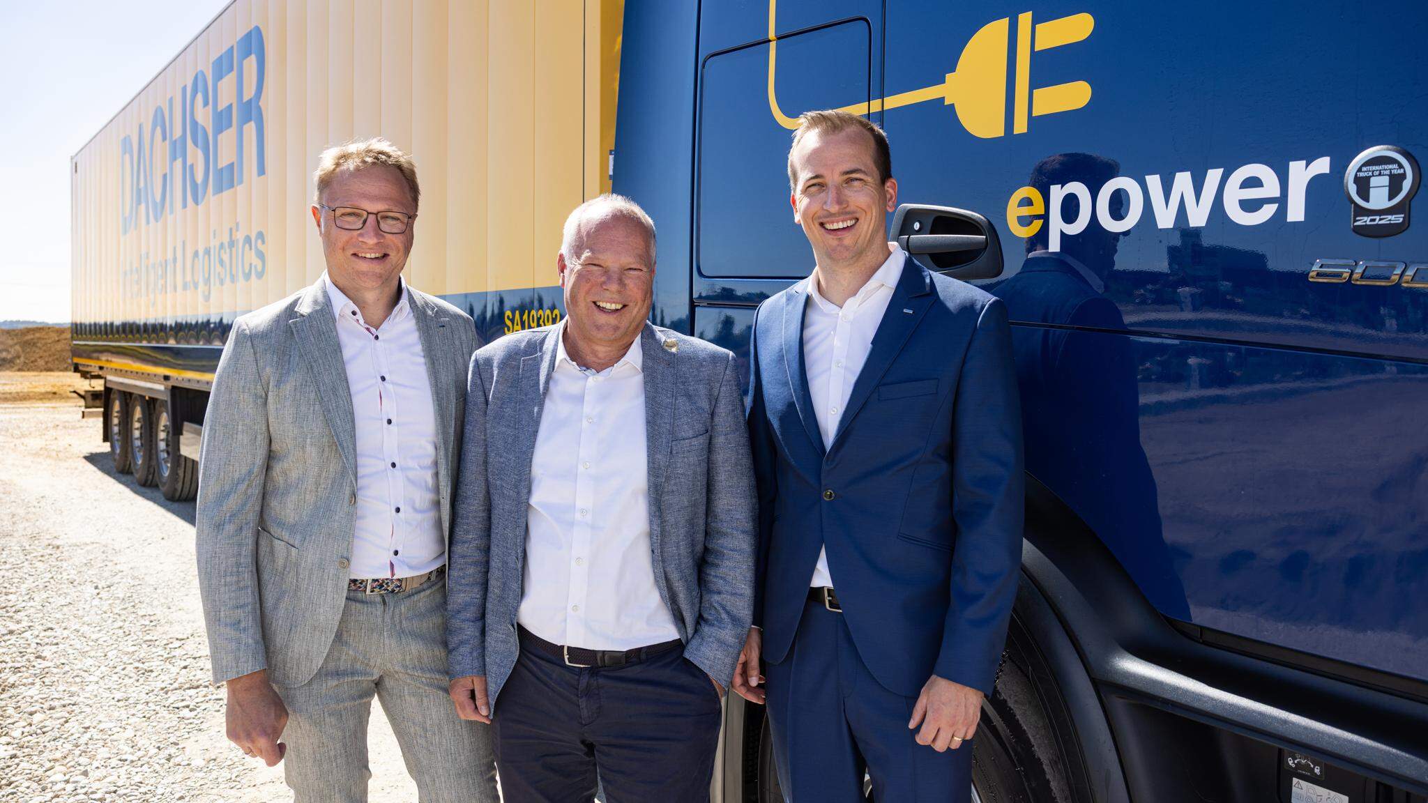 Von links: Florian Graber, Branch Manager Food Logistics, DACHSER Logistikzentrum Allg&auml;u; Thomas Henkel, ehemaliger General Manager; Daan van der Meer, General Manager, DACHSER Logistikzentrum Allg&auml;u
