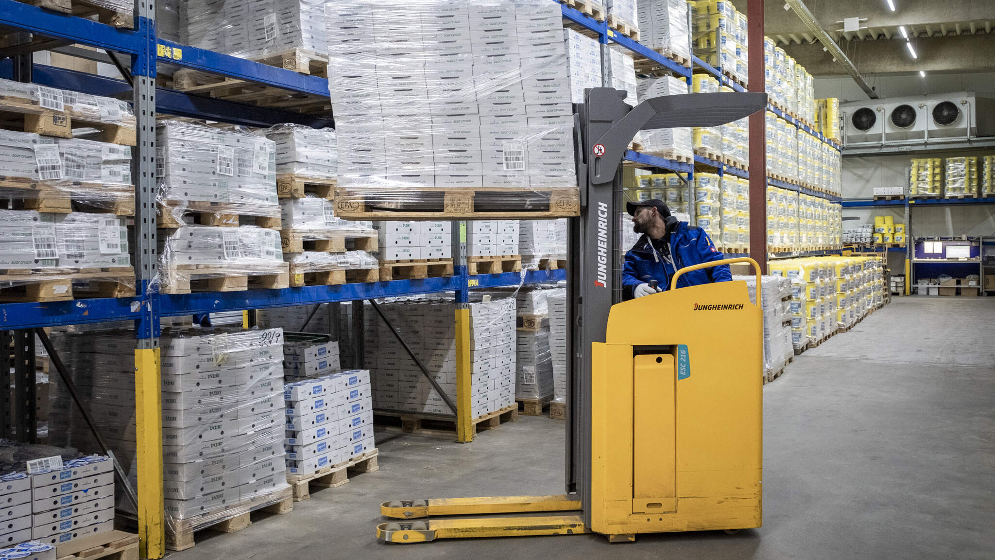 In Spitze transportiere DACHSER bis zu doppelt so viel kühlpflichtige Ware wie üblich aus der Produktion in die Lager des Handels.