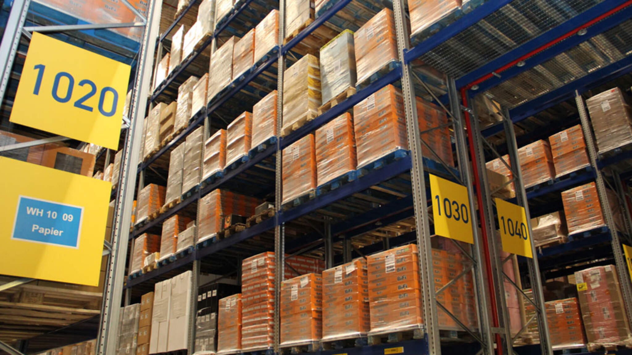 Das "Reifelager" im Warehouse-Hallenschiff von DACHSER Nürnberg Das "Reifelager" im Warehouse-Hallenschiff von DACHSER Nürnberg