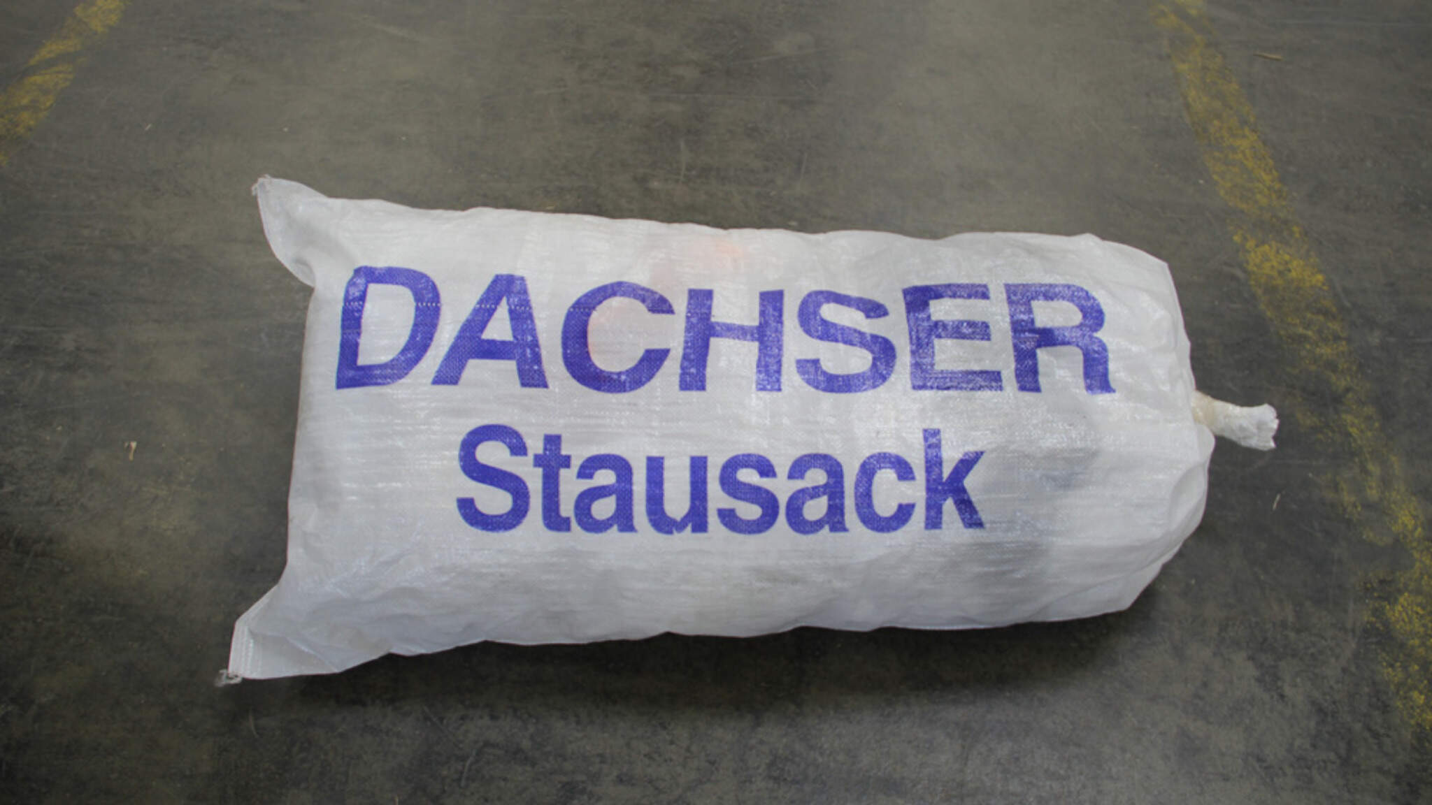 Der Stausack hat ein Fassungsvermögen von 80 Litern und besteht aus Gewebe, das üblicherweise für den Hochwasserschutz eingesetzt wird. Der Stausack hat ein Fassungsvermögen von 80 Litern und besteht aus Gewebe, das üblicherweise für den Hochwasserschutz eingesetzt wird.