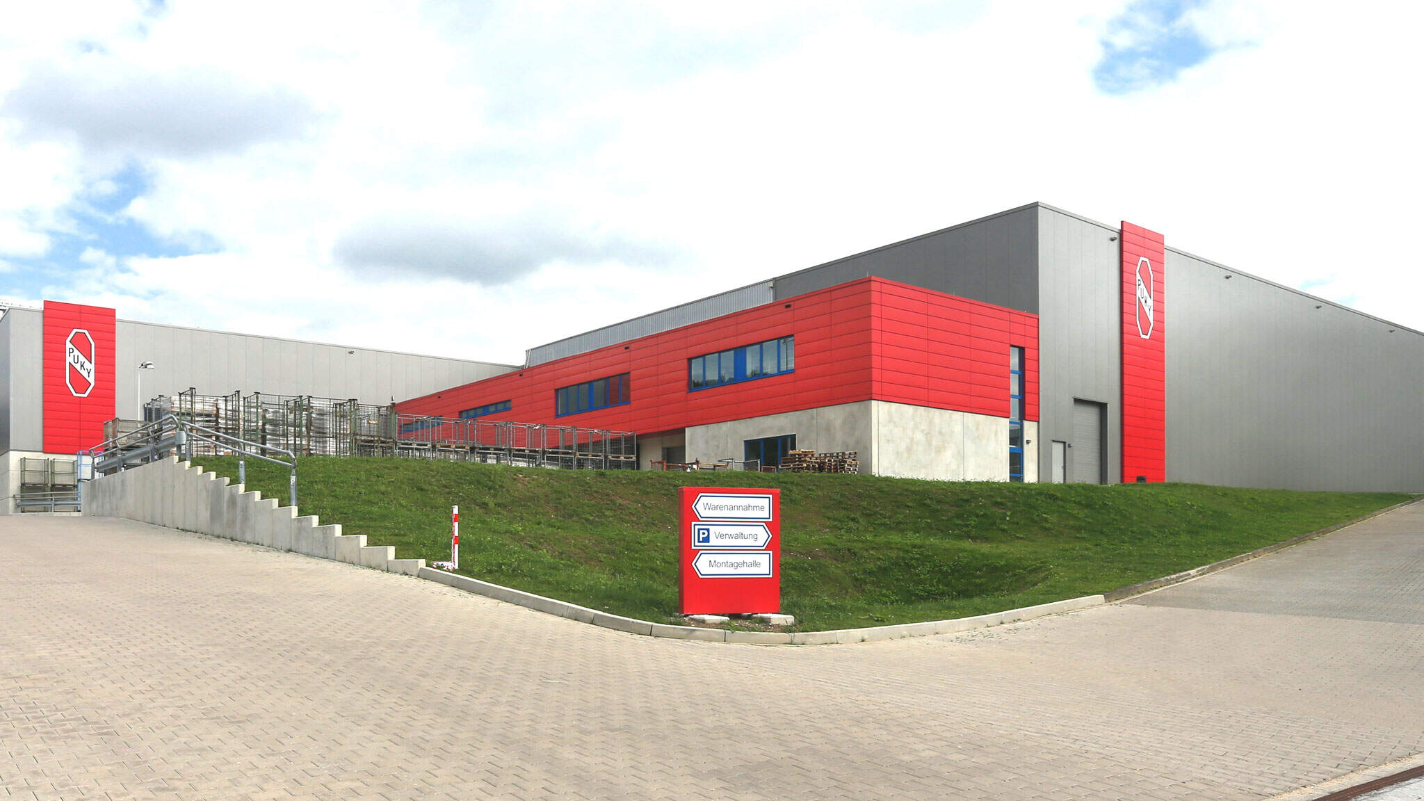 Pukys Logistikzentrum und Montagehalle in Wülfrath.