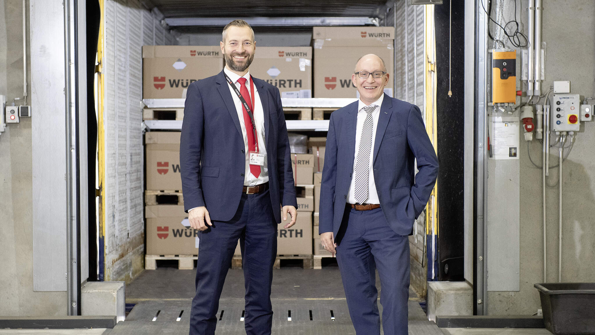 Von links: Jochen Höschle, Leiter Distribution & Services Adolf Würth GmbH & Co. KG, und Marc-Oliver Bohlender, DACHSER Niederlassungsleiter Öhringen