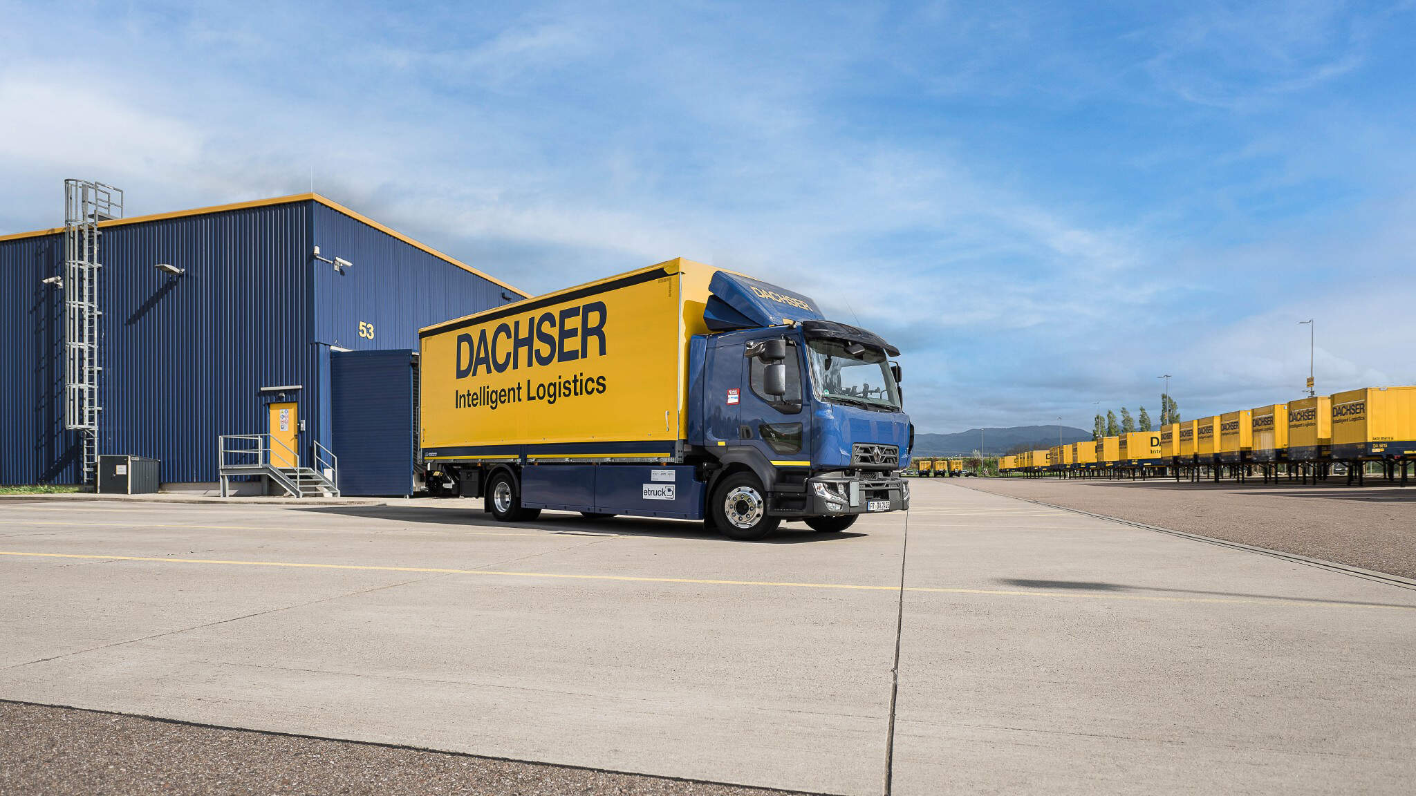 Drei zusätzliche 16-Tonner E-Lkw von Renault verstärken den bereits vorhandenen elektrischen Fahrzeugmix bei DACHSER in Freiburg, bestehend aus einem 7,5-Tonner Fuso eCanter und einem eStreetscooter.