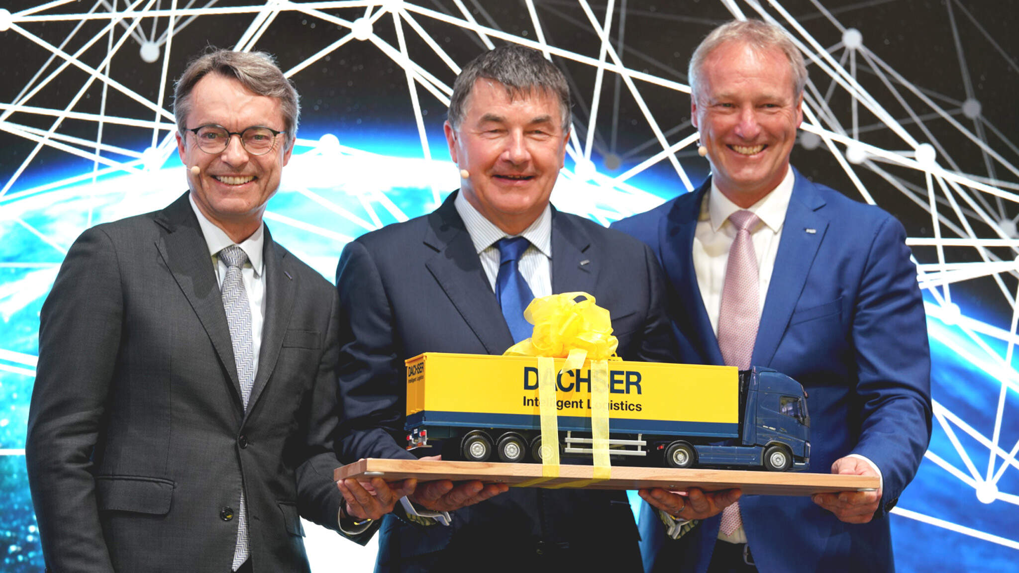 von links: Bernhard Simon, CEO von DACHSER, Albert Johnston, Managing Director, Johnston Logistics, künftig DACHSER Ireland und Michael Schilling, COO Road Logistics bei DACHSER, auf der transport logistic 2019 in München