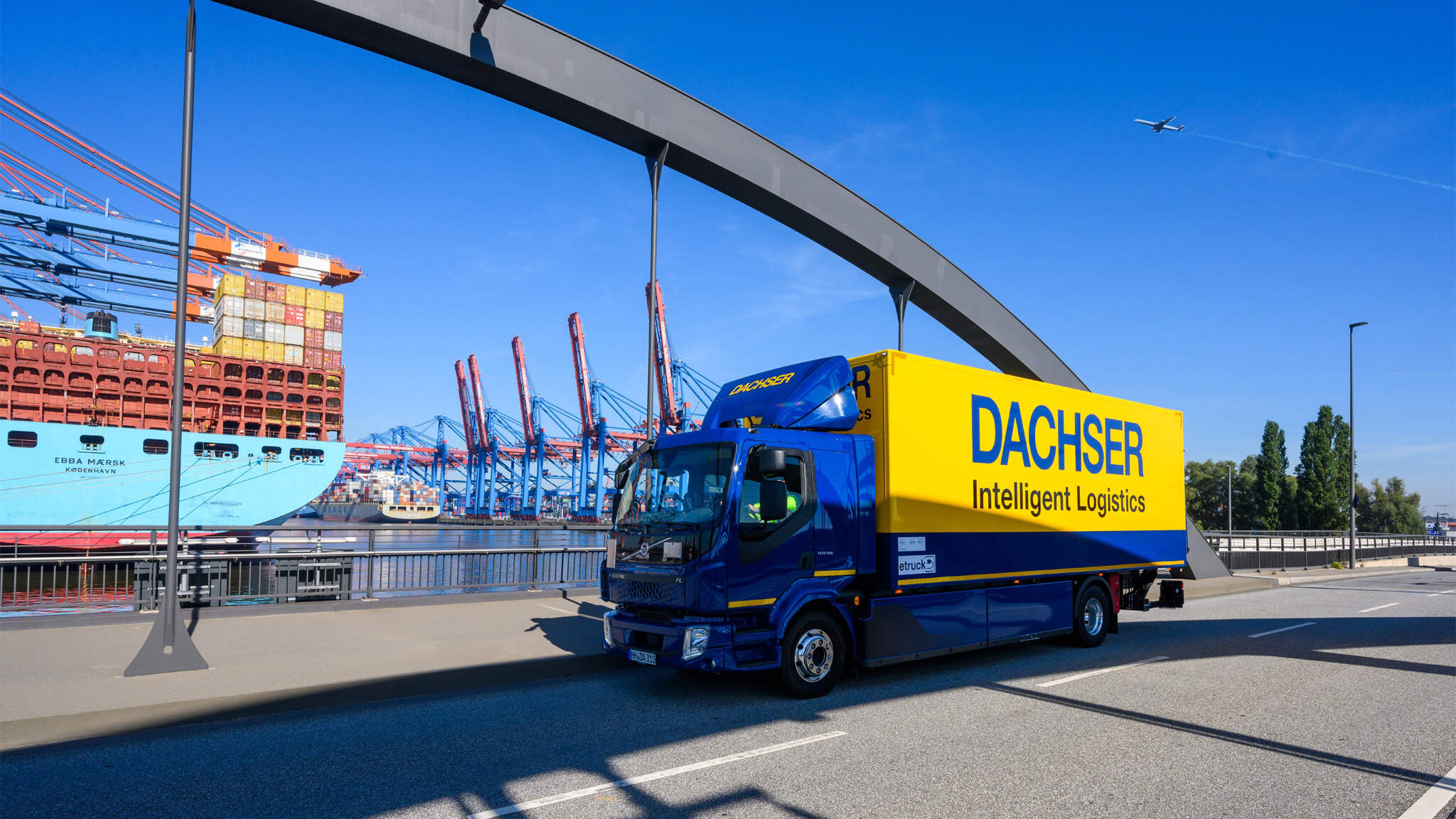 DACHSER hat im Jahr 2023 signifikant in den Ausbau seiner Netze investiert. Für 2024 sind Investitionen von rund 500 Millionen Euro geplant. DACHSER hat im Jahr 2023 signifikant in den Ausbau seiner Netze investiert. Für 2024 sind Investitionen von rund 500 Millionen Euro geplant.