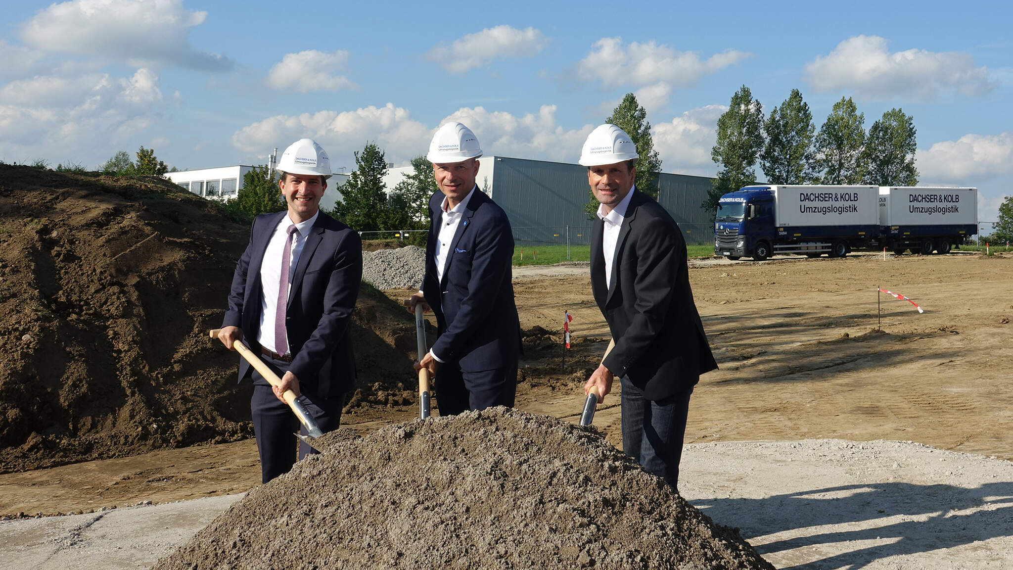 Gemeinsamer Spatenstich von Johannes Neumann, Geschäftsführer DACHSER & KOLB, Thomas Kiechle, Oberbürgermeister Kempten und Roger Breyer, Niederlassungsleiter Bauunternehmen Goldbeck Süd GmbH Ulm (von links)  