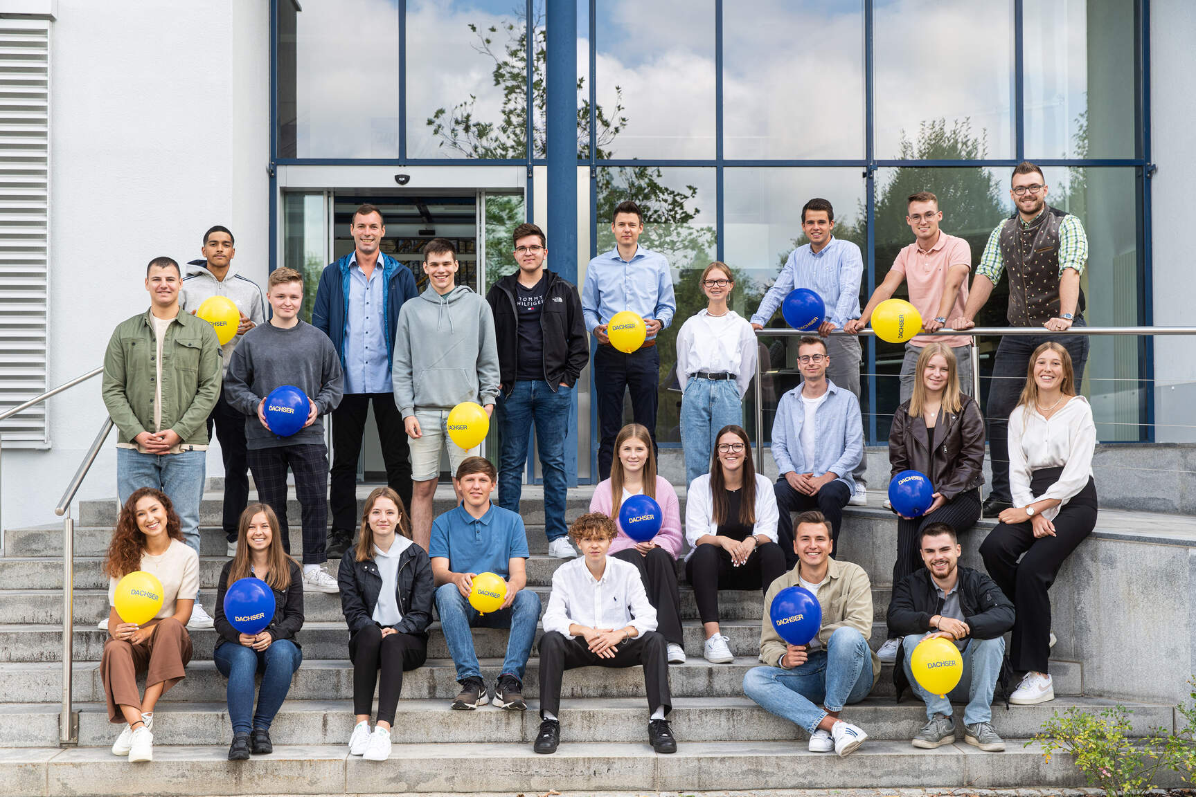 Auszubildende und duale Studierende am Head Office von Dachser in Kempten Auszubildende und duale Studierende am Head Office von Dachser in Kempten
