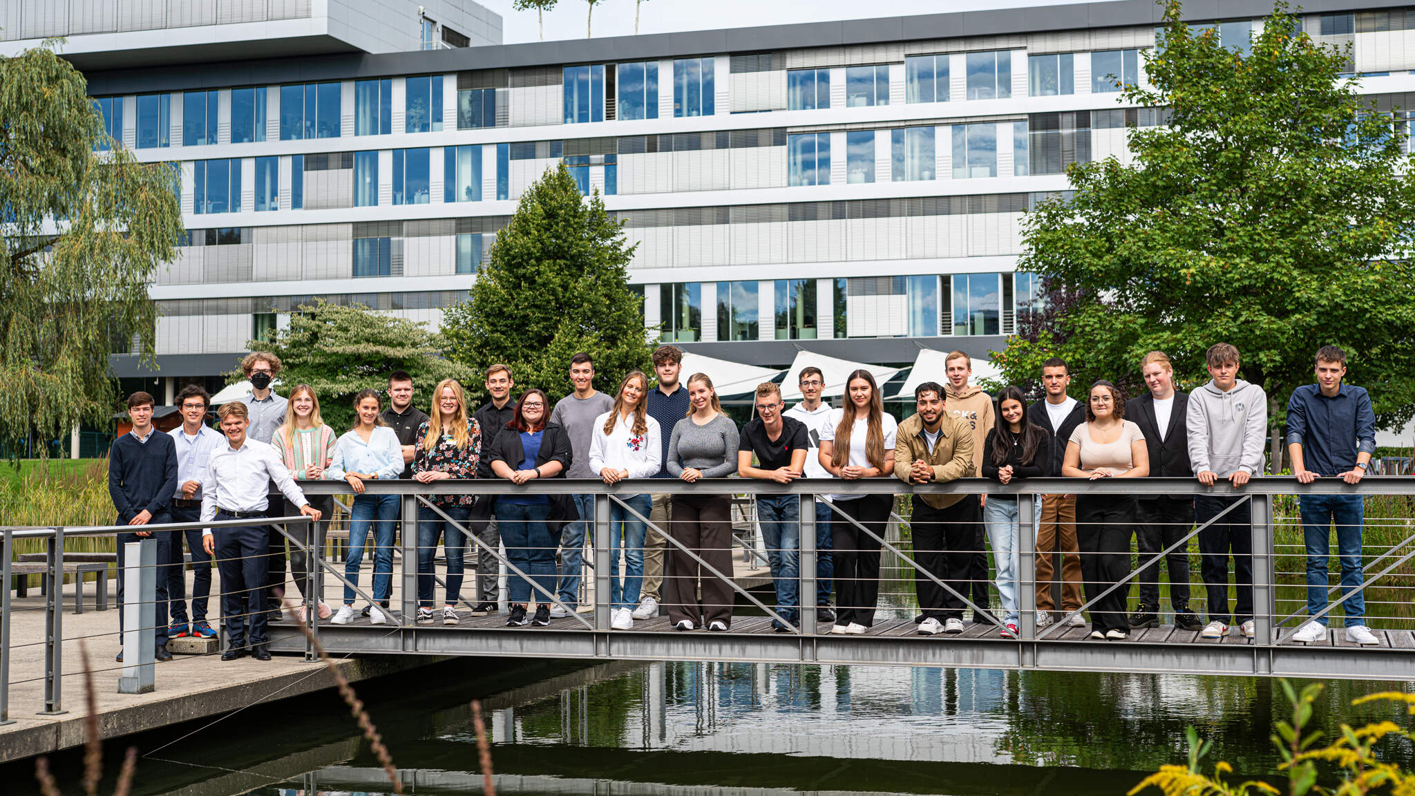 Der Ausbildungsjahrgang 2023 am Dachser Head Office in Kempten. Foto: Dachser/Matthias Sienz