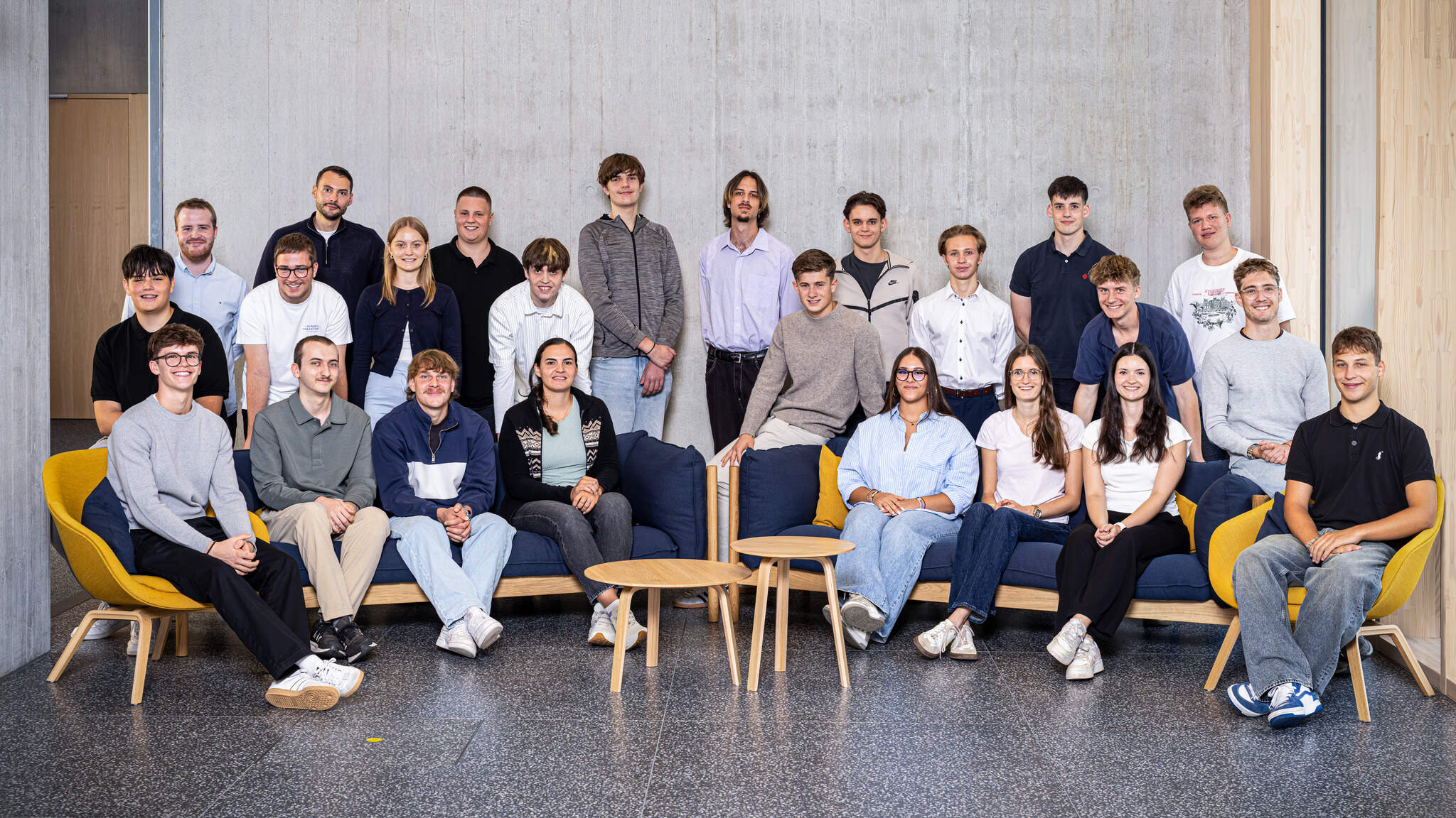 Die neuen Nachwuchskr&auml;fte am Dachser Head Office in Kempten mit den Ausbildungsverantwortlichen Kim Kilian Schneider, Consultant Education, (3. Reihe, 1. v. l.) und Fabian Duschek, Team Leader Education, (3. Reihe, 2. v. l.). Foto: Dachser/Matthias Sienz