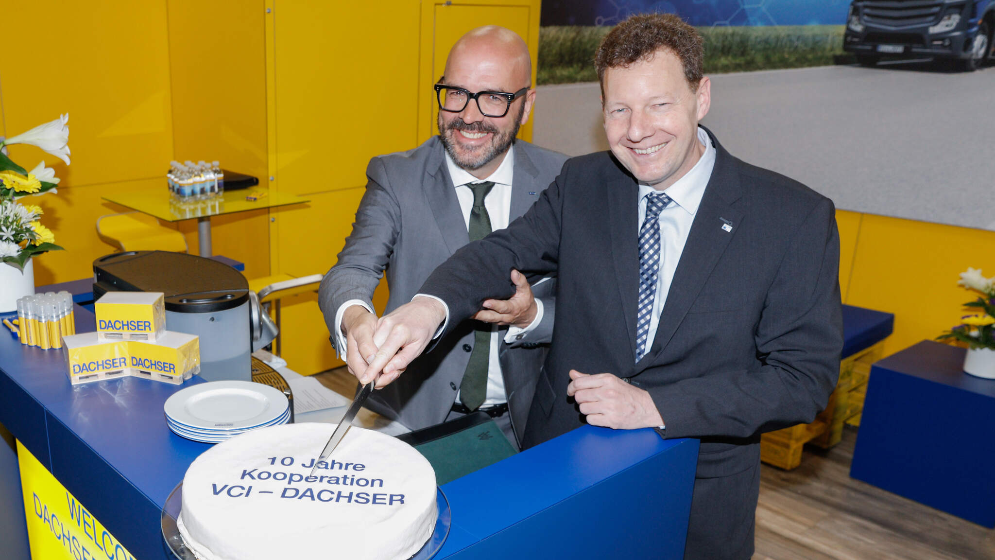 von links nach rechts.: Michael Kriegel, Department Head Dachser Chem-Logistics und Johann-Peter Nickel, Geschäftsführer des VCI.